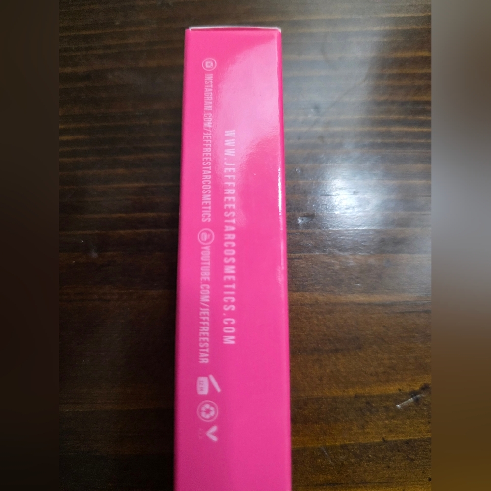 🌴 Jeffree Star Pink and Gold Velour Liquid Lipstick Color: Mannequin - Picture 4 of 7